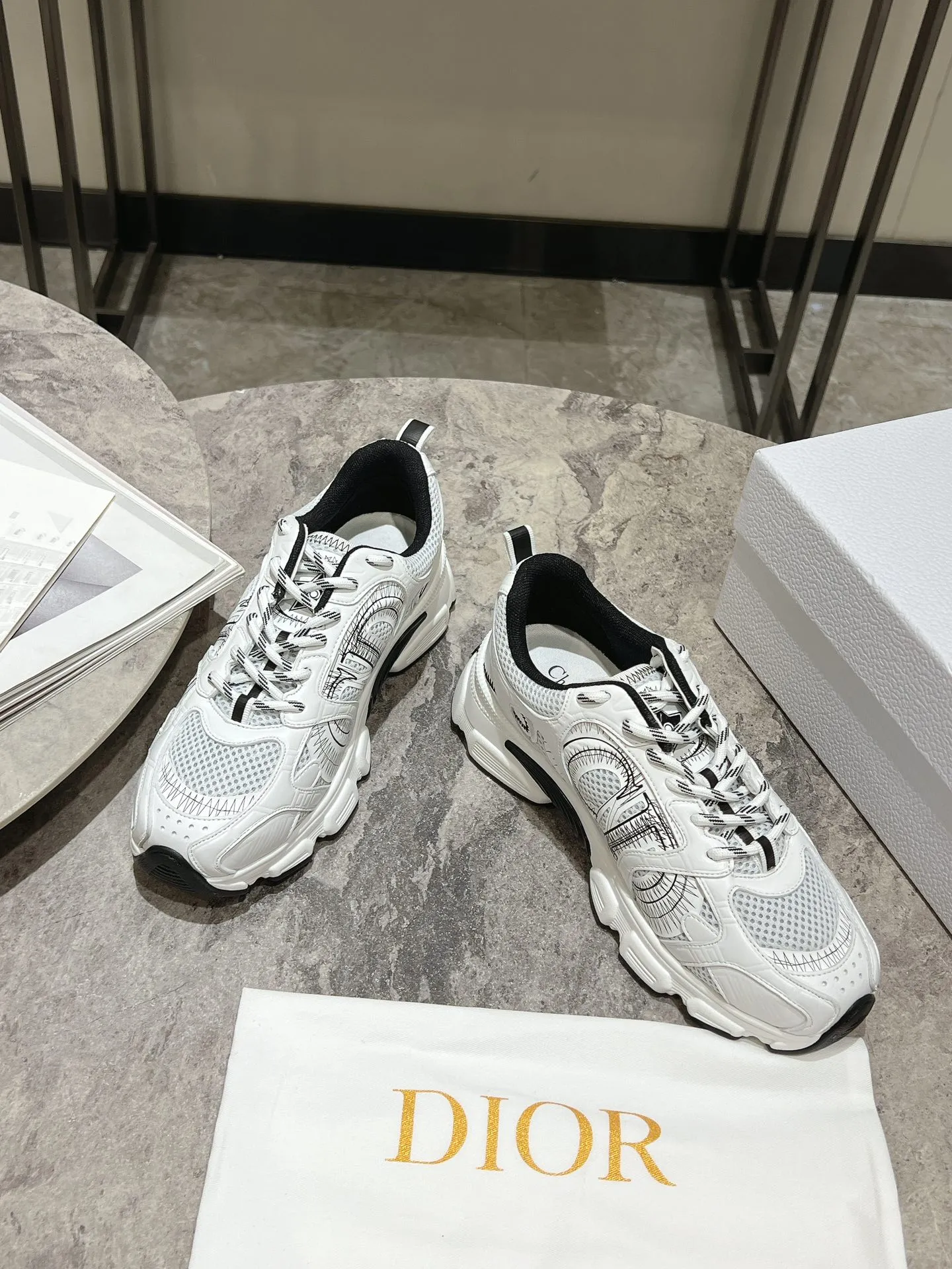 👟👟Ex-factory price 600👟👟 The latest hot model, the star model 2024 main hot product, the newly released Dior Chrono new casual sports shoes, running shoes, dad shoes are really cool, full of futuristic feeling! Really cool! Once again interpreting Dior's concept of cool fashion, the lucky star will bless you with good luck. The new EVA sole is super light and super soft! A perfect replica of the original! Fully matched material and mold! ! Women’s size: 35-39 (40.41 customized)